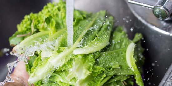 washing-your-romaine-lettuce-wont-eliminate-e-coli--heres-how-to-minimize-your-risk-during-the...jpg